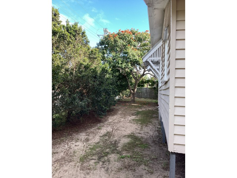 2 Bishop Road, Beachmere QLD 4510