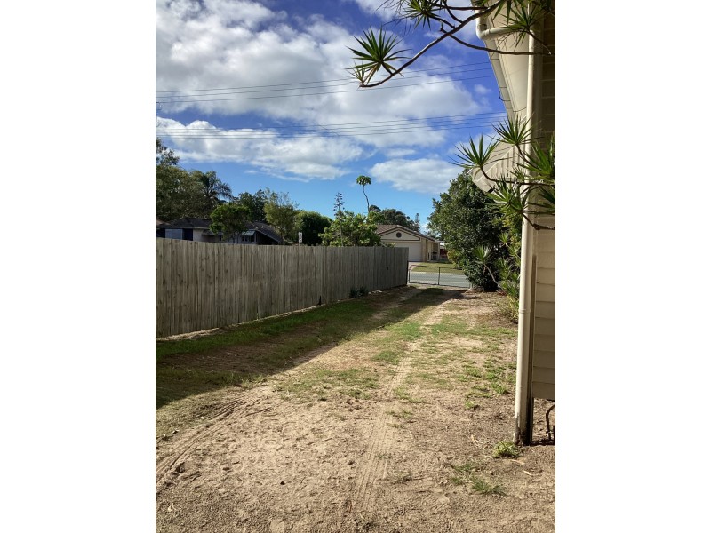 2 Bishop Road, Beachmere QLD 4510