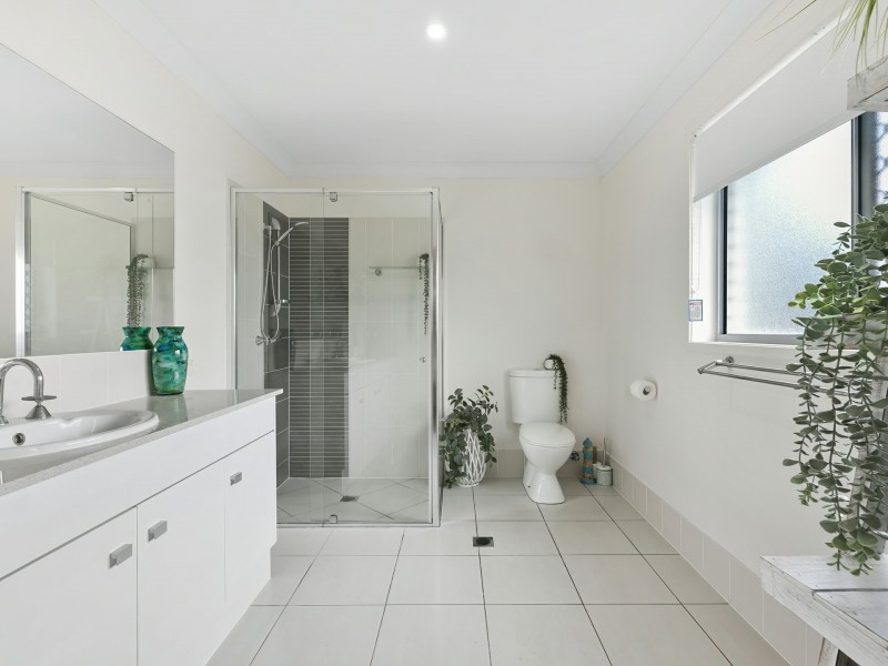 17 Captain Cook Drive, Banksia Beach QLD 4507