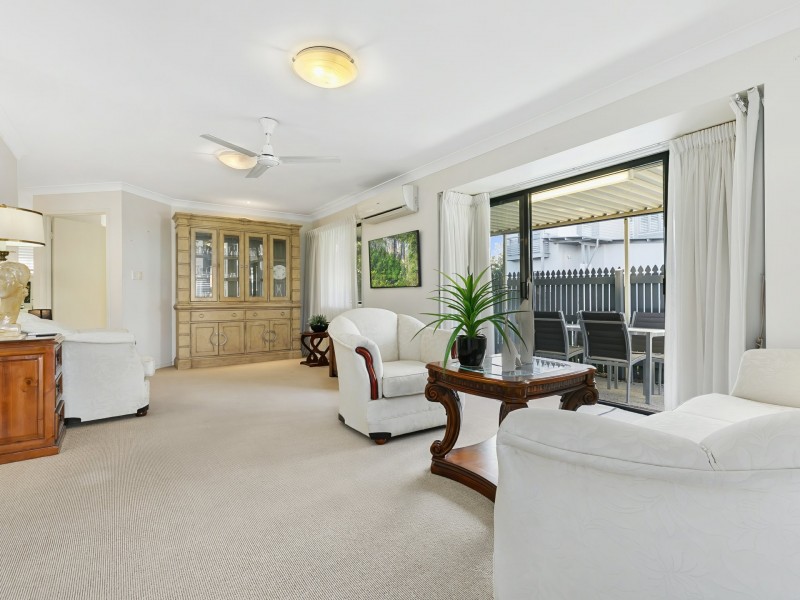 1 Seabreeze Court, Sandstone Point QLD 4511