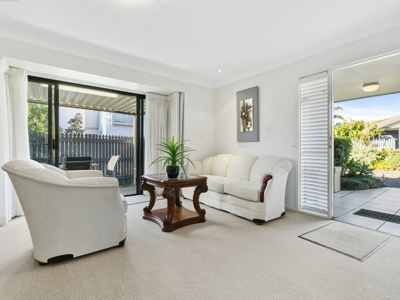 1 Seabreeze Court, Sandstone Point QLD 4511