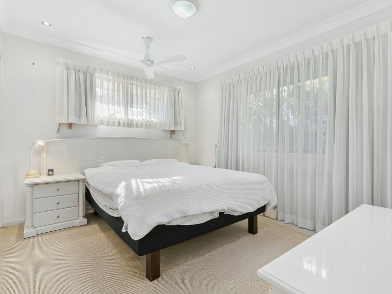 1 Seabreeze Court, Sandstone Point QLD 4511