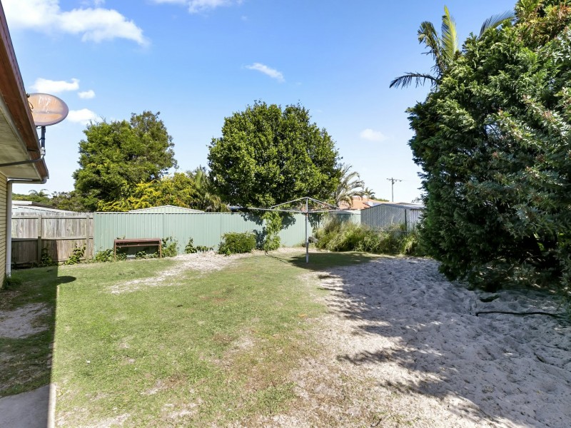4 Charles Crescent, Beachmere QLD 4510