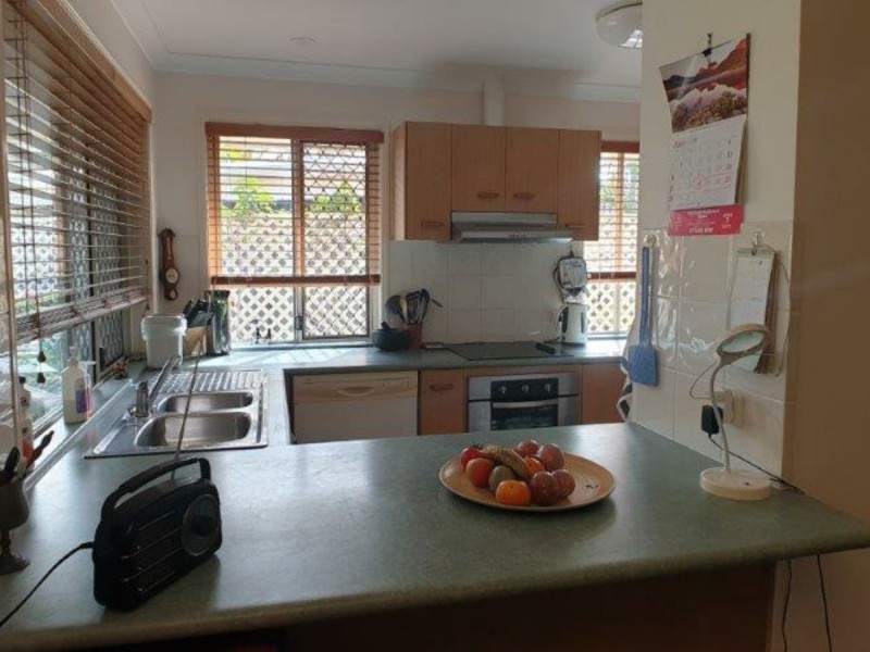 10 Albert Place, Sandstone Point QLD 4511