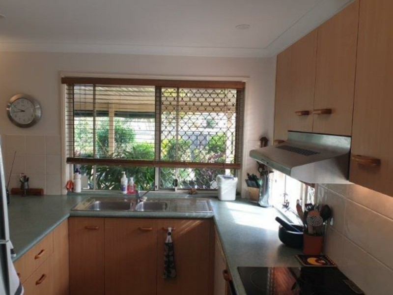 10 Albert Place, Sandstone Point QLD 4511