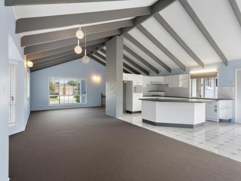 4 Lachlan Crescent, Sandstone Point QLD 4511