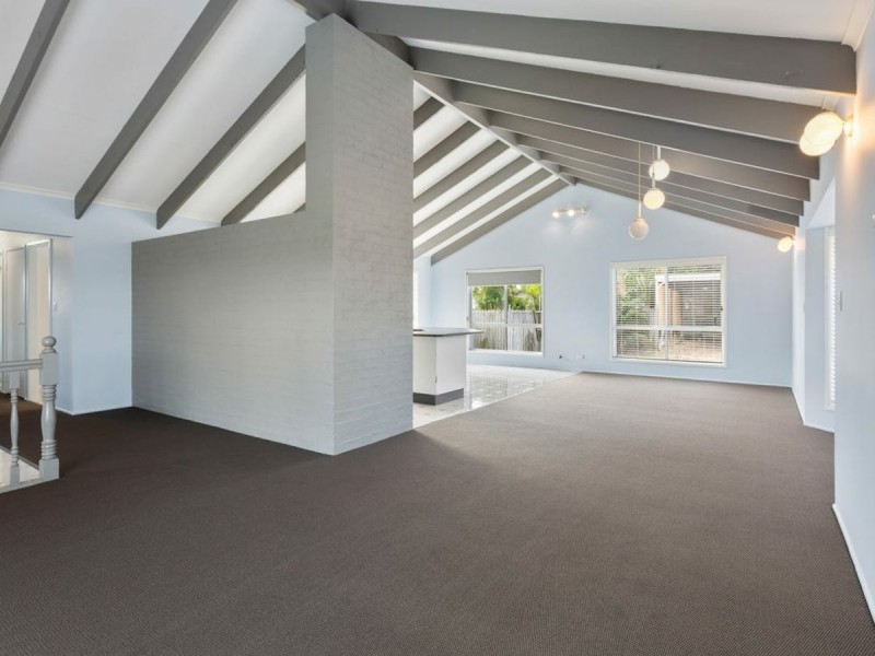 4 Lachlan Crescent, Sandstone Point QLD 4511