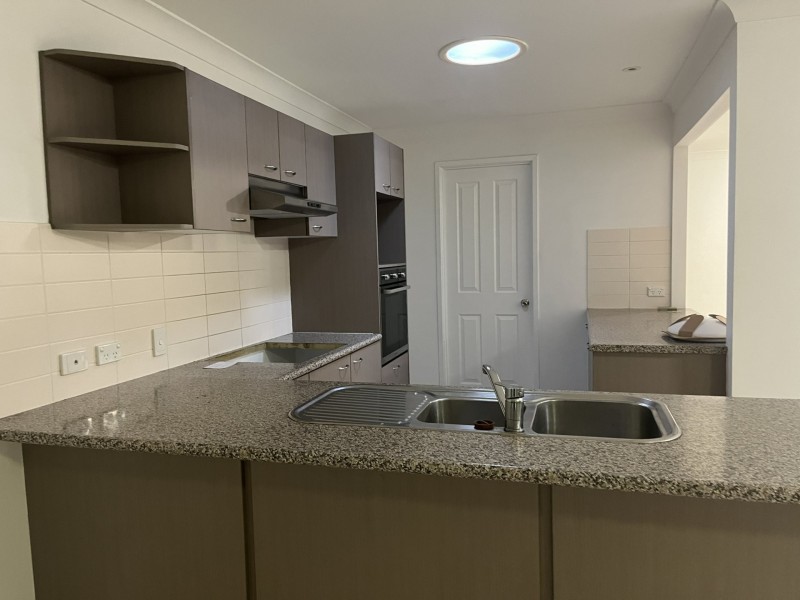318 Bestmann Road East, Sandstone Point QLD 4511