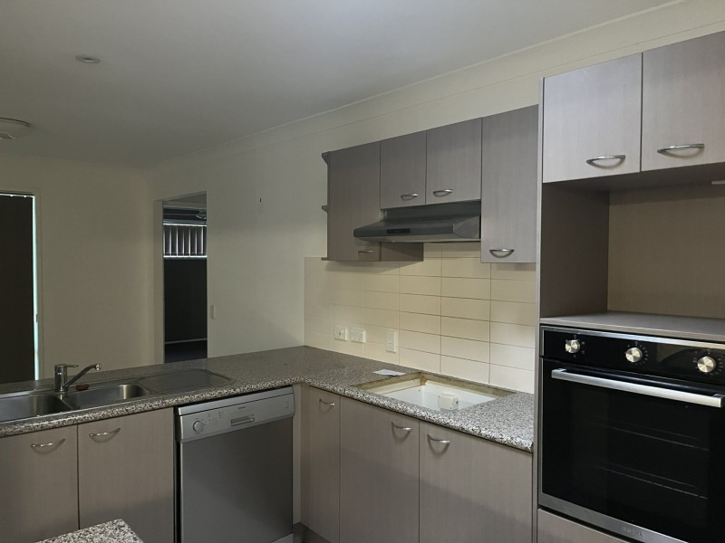 318 Bestmann Road East, Sandstone Point QLD 4511