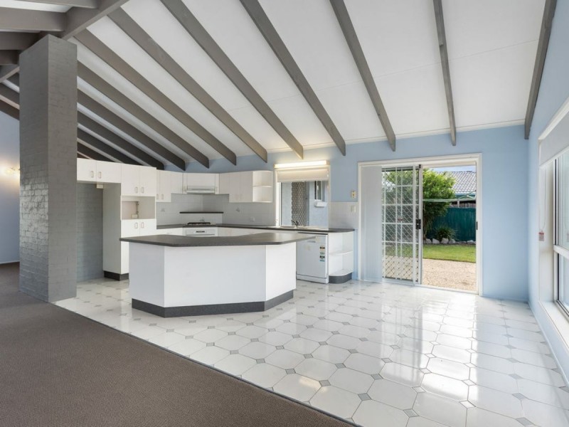 4 Lachlan Crescent, Sandstone Point QLD 4511