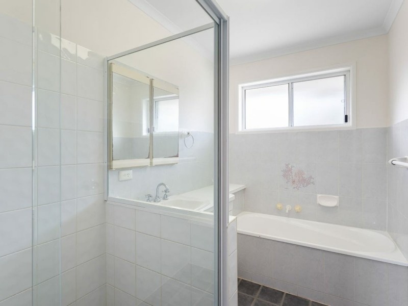 4 Lachlan Crescent, Sandstone Point QLD 4511