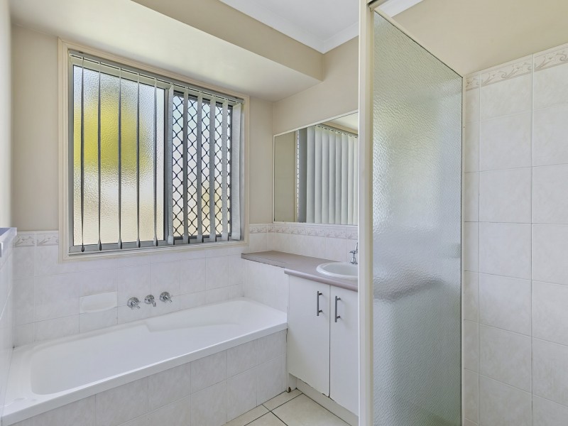 1 Mackerel Street, Sandstone Point QLD 4511