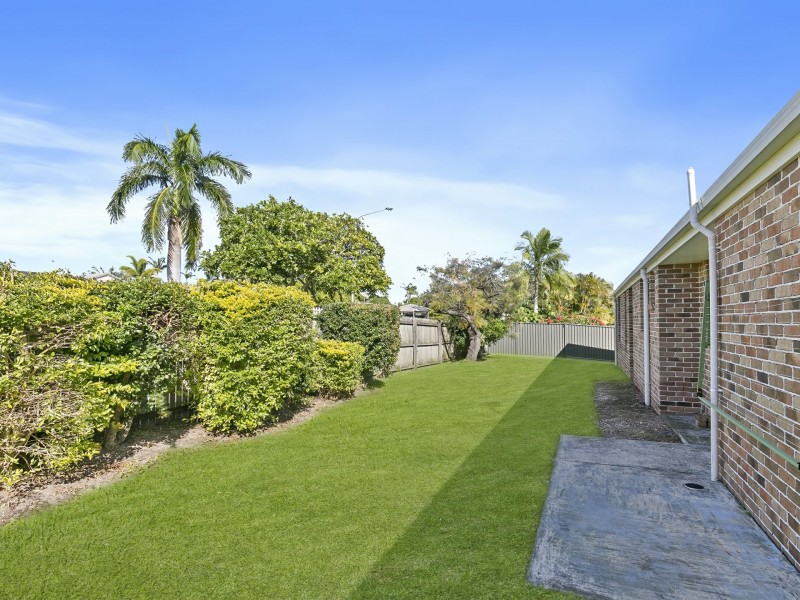 1 Mackerel Street, Sandstone Point QLD 4511