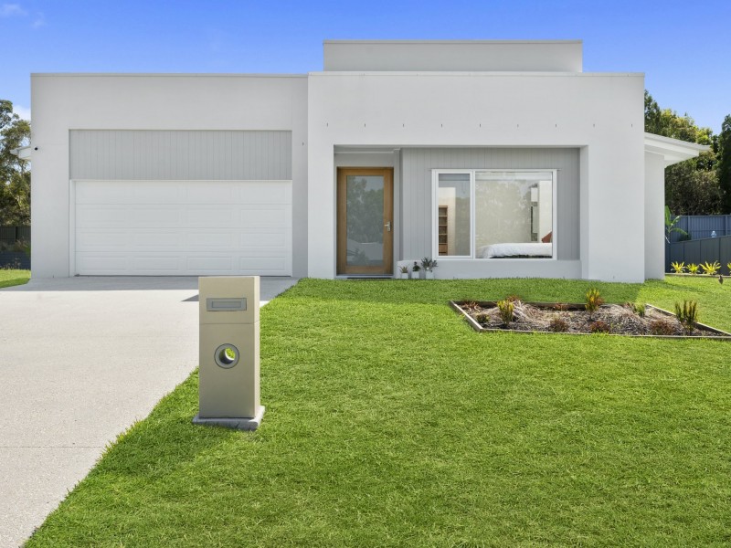 27 Livistona Place, Banksia Beach QLD 4507