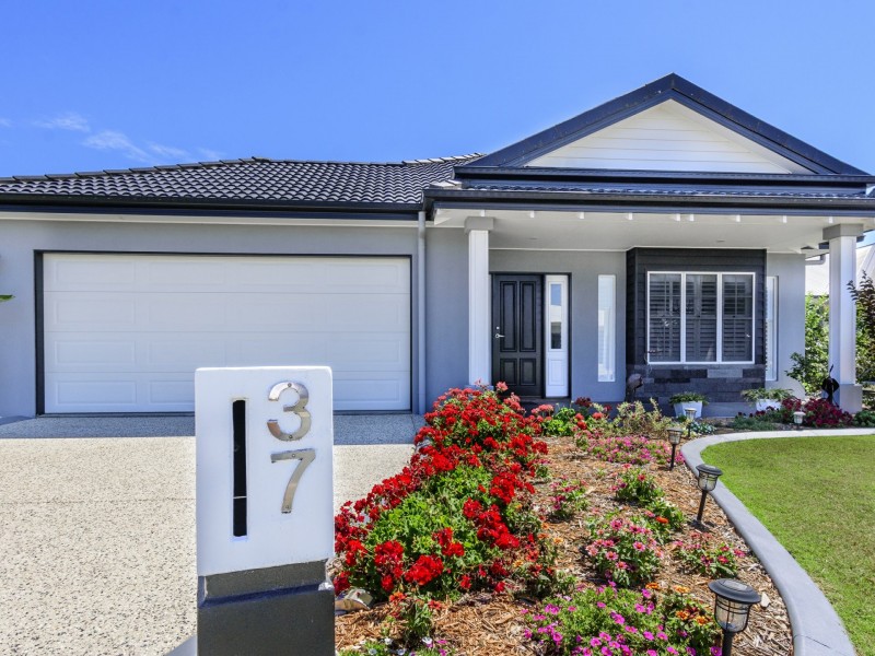 37 Caraway Crescent, Banksia Beach QLD 4507