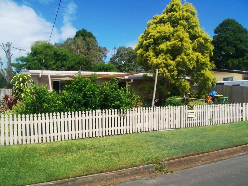 14 Paradise Pde, Bongaree QLD 4507