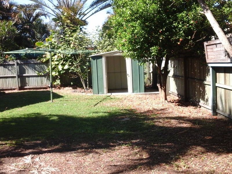 9 Mackerel Street, Sandstone Point QLD 4511