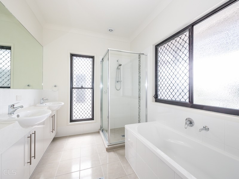 3/4 Kalmakuta Drive, Sandstone Point QLD 4511