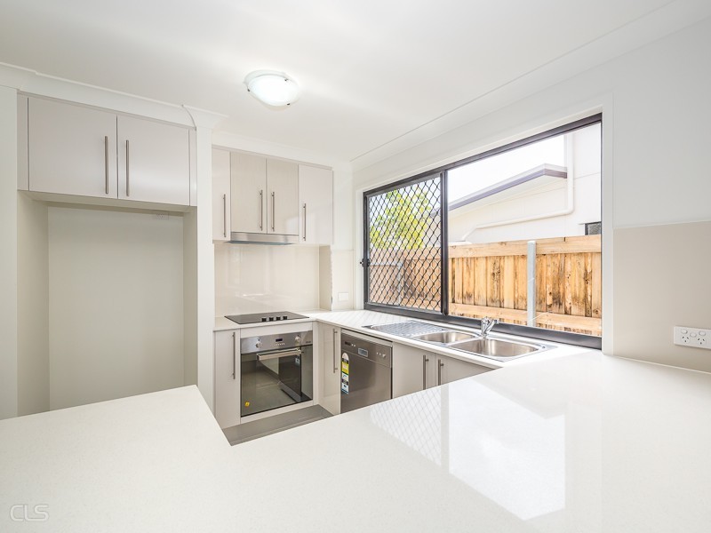3/4 Kalmakuta Drive, Sandstone Point QLD 4511