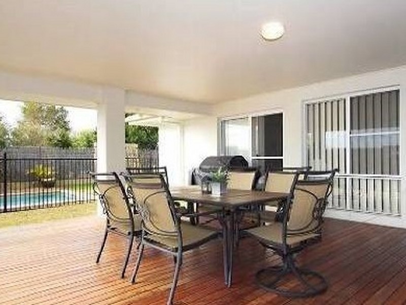 17 Whitehaven Place, Banksia Beach QLD 4507