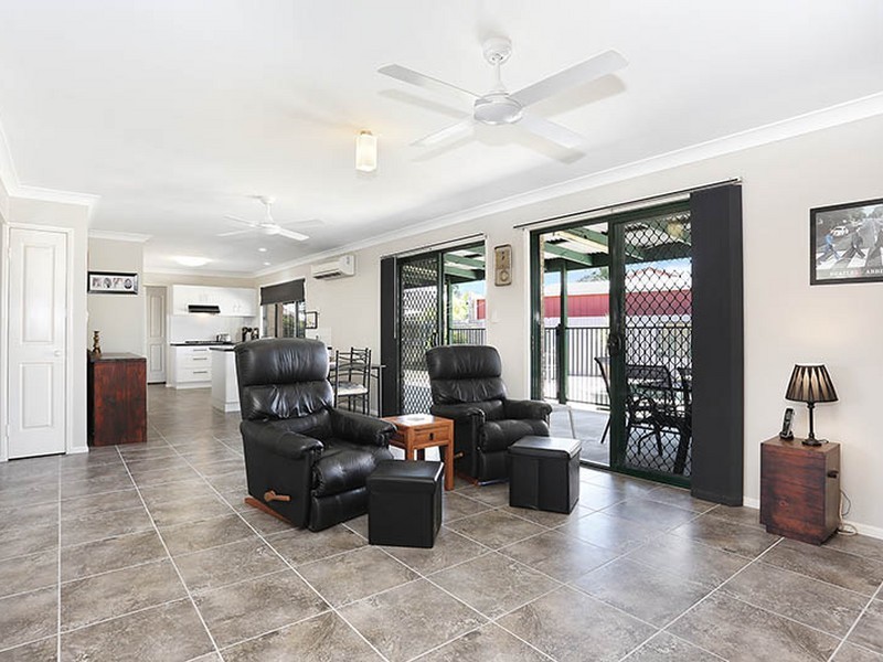 7 Squire Place, Sandstone Point QLD 4511