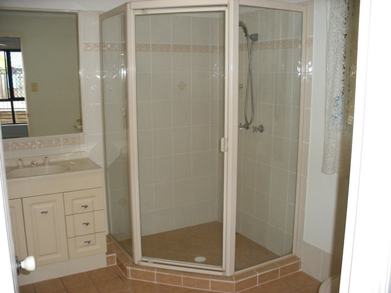 17 Weeroona Avenue, Beachmere QLD 4510