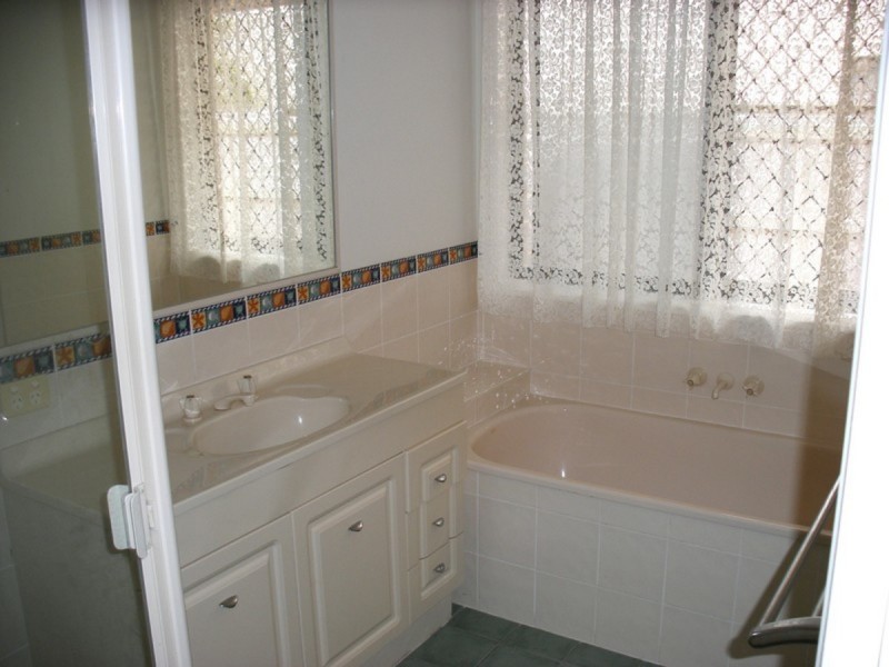 17 Weeroona Avenue, Beachmere QLD 4510