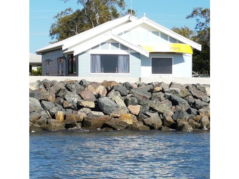 101 Biggs Avenue, Beachmere QLD 4510