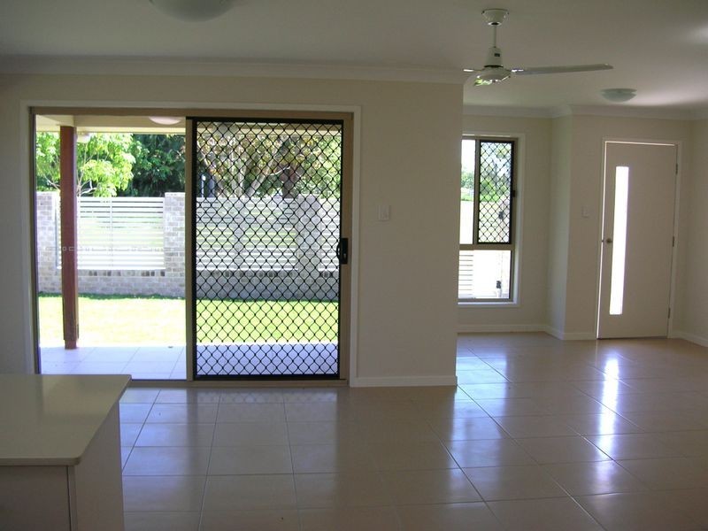 2/12 Second Ave, Beachmere QLD 4510