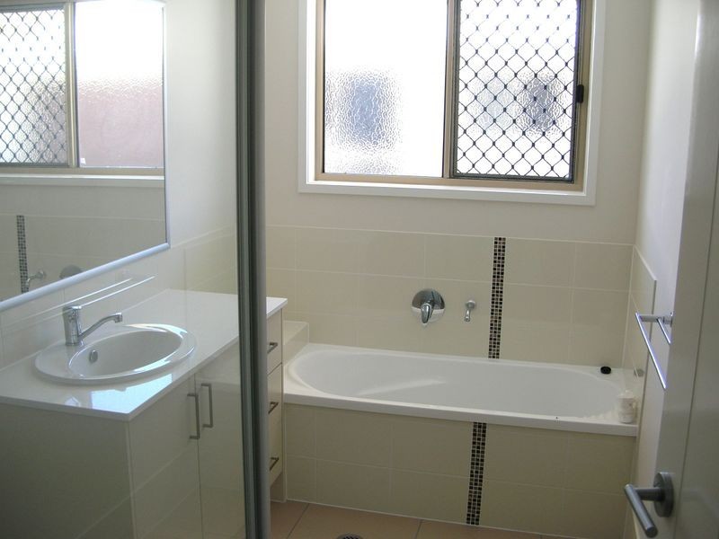 2/12 Second Ave, Beachmere QLD 4510