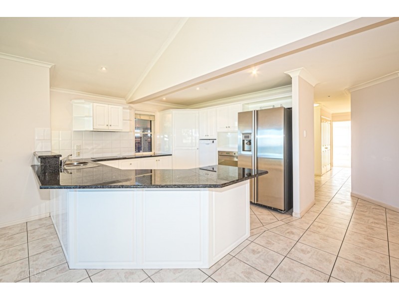 19 Loftus Place, Sandstone Point QLD 4511