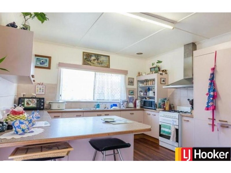 10 Lalroy Street, Beachmere QLD 4510