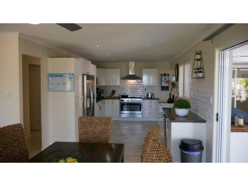 20 Bayside Drive, Beachmere QLD 4510