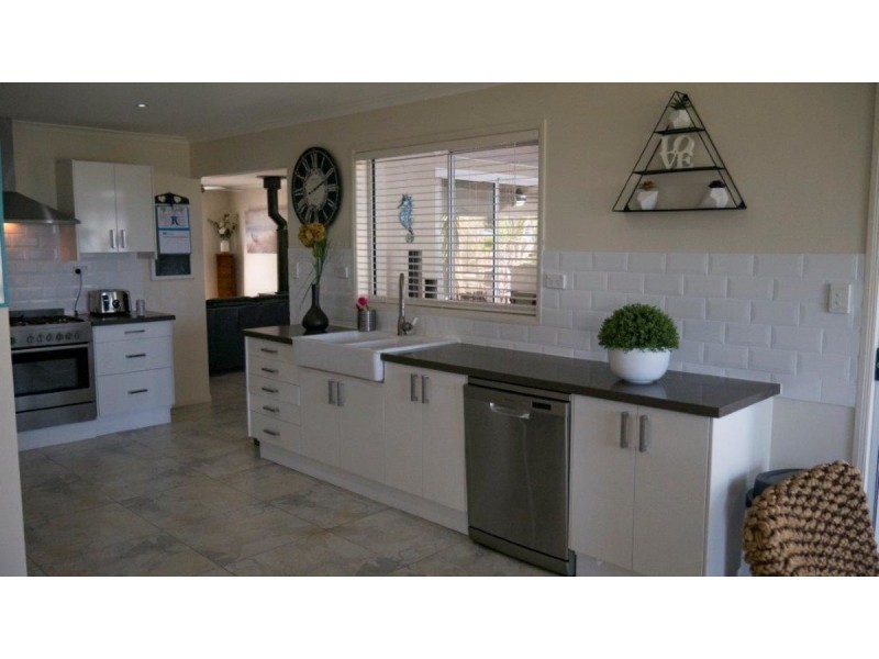 20 Bayside Drive, Beachmere QLD 4510