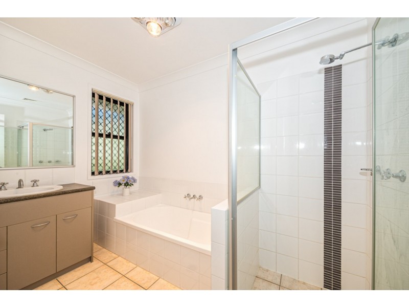 3 Middle Cove Court, Sandstone Point QLD 4511