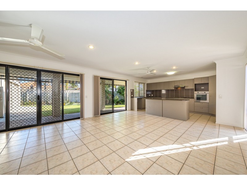 3 Middle Cove Court, Sandstone Point QLD 4511