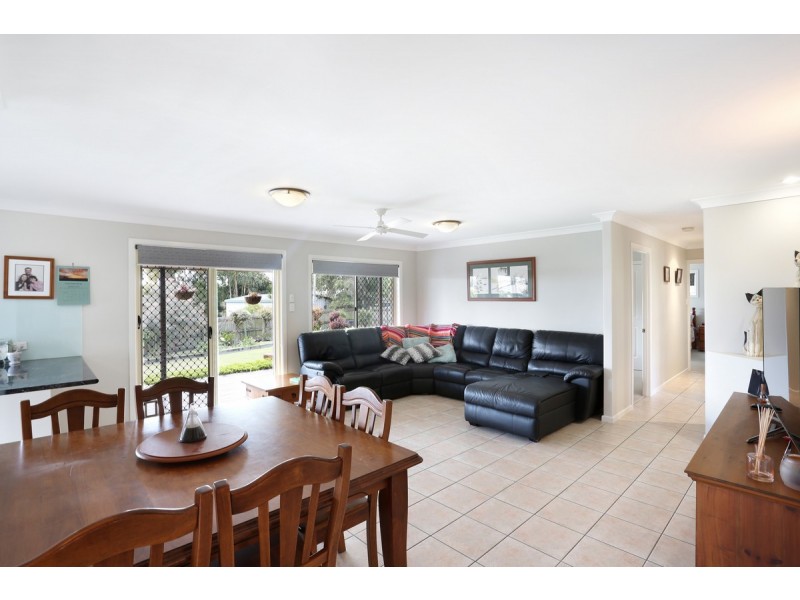 8 Kirk Place, Sandstone Point QLD 4511