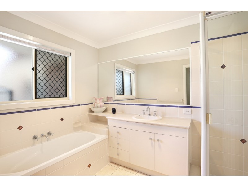 8 Kirk Place, Sandstone Point QLD 4511