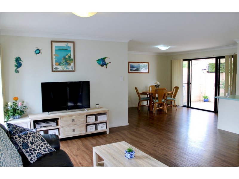 4 Seabreeze Court, Sandstone Point QLD 4511