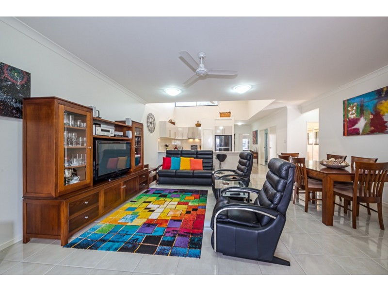 11/4 Kal-Ma-Kuta Drive, Sandstone Point QLD 4511