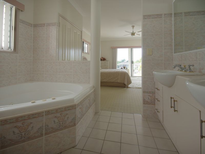 8 Topsail Circuit, Banksia Beach QLD 4507