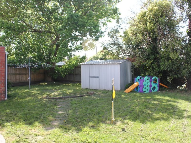 2 Lillian Street, Cranbourne VIC 3977