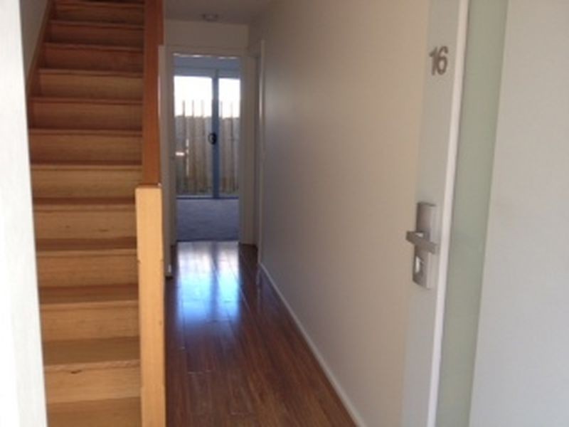 16/6 Rosamond Road, Maidstone VIC 3012