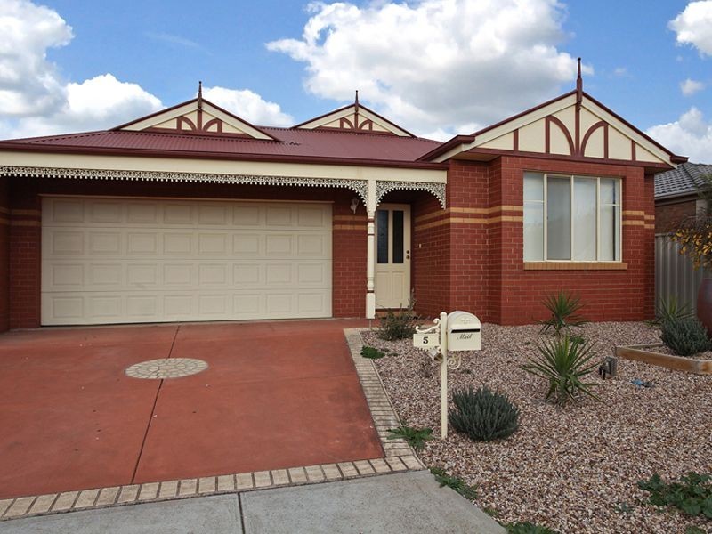 5 Hinchinbrook Close, Caroline Springs VIC 3023