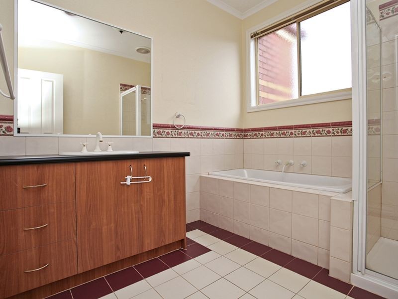 5 Hinchinbrook Close, Caroline Springs VIC 3023