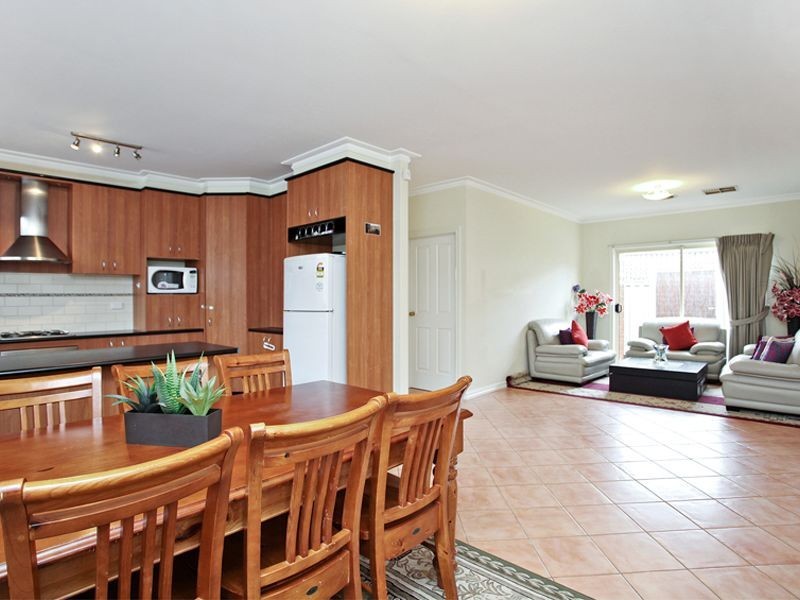 5 Hinchinbrook Close, Caroline Springs VIC 3023