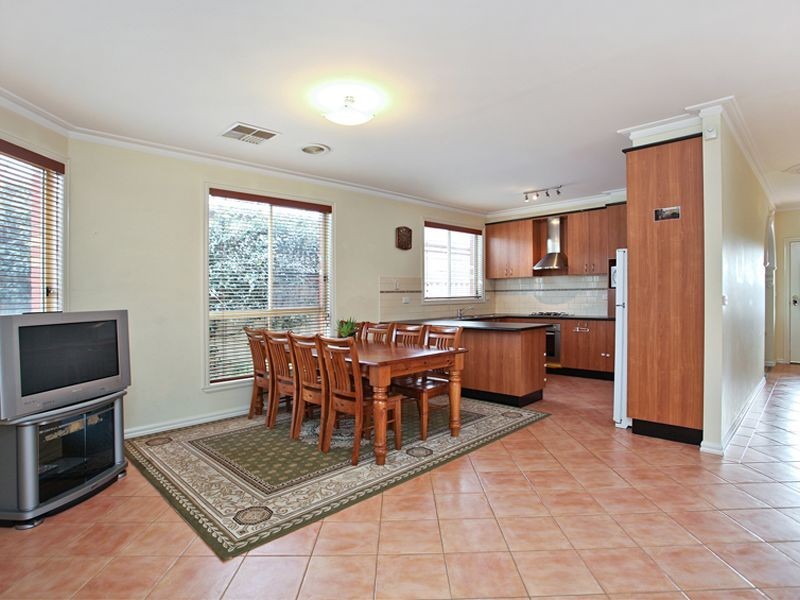 5 Hinchinbrook Close, Caroline Springs VIC 3023