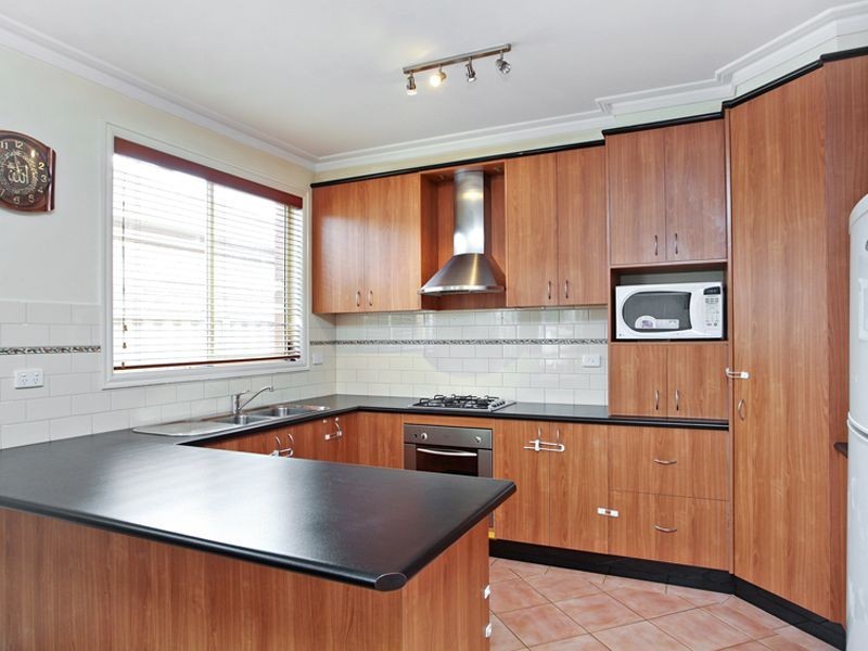 5 Hinchinbrook Close, Caroline Springs VIC 3023