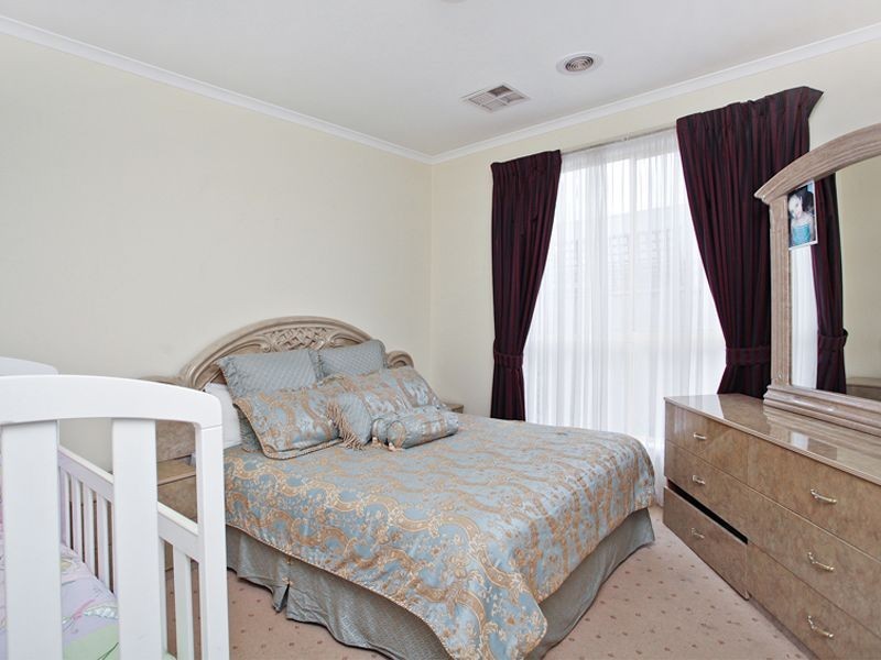 5 Hinchinbrook Close, Caroline Springs VIC 3023