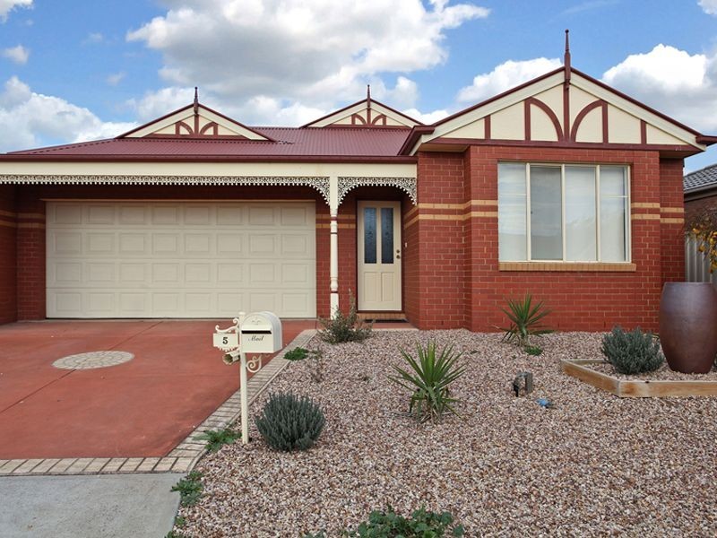 5 Hinchinbrook Close, Caroline Springs VIC 3023